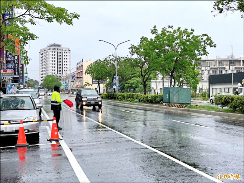 適逢梅雨鋒面來臨，市長黃偉哲昨視察永大路路面改善工程時表示，雨天過後若道路沒有坑洞，才能正式肯定工程品質。（記者萬于甄攝）