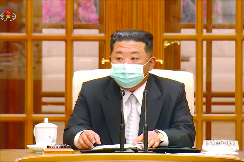 北韩官方媒体十二日播出的画面显示，最高领袖金正恩罕见地戴口罩主持劳动党紧急会议。（美联社）(photo:LTN)