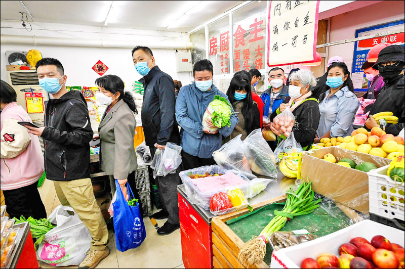 十二日网路传言指称北京将进入三天「静默」，多家超市随即出现抢购人潮，官方随后澄清所谓封城、静默均属谣言。（法新社）(photo:LTN)