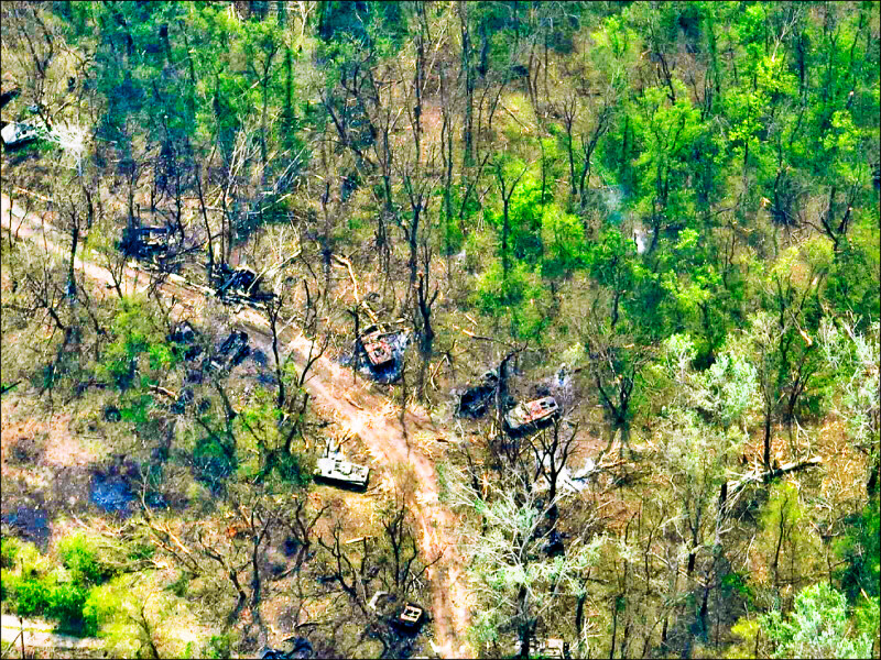 烏克蘭軍隊兩度阻止俄軍跨越盧甘斯克地區的北頓內茨河（Siverskyi Donets River）。圖為北頓內茨河岸被擊毀的俄軍坦克。（路透）