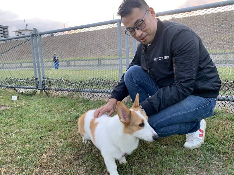 基隆市政府已經準備覓地將建置2處專屬犬隻活動的寵物公園；基隆市政府今年編列125萬元經費進行選址，第一處選定碧砂漁港，第二處正在評估中。（圖為市議員張秉鈞提供）