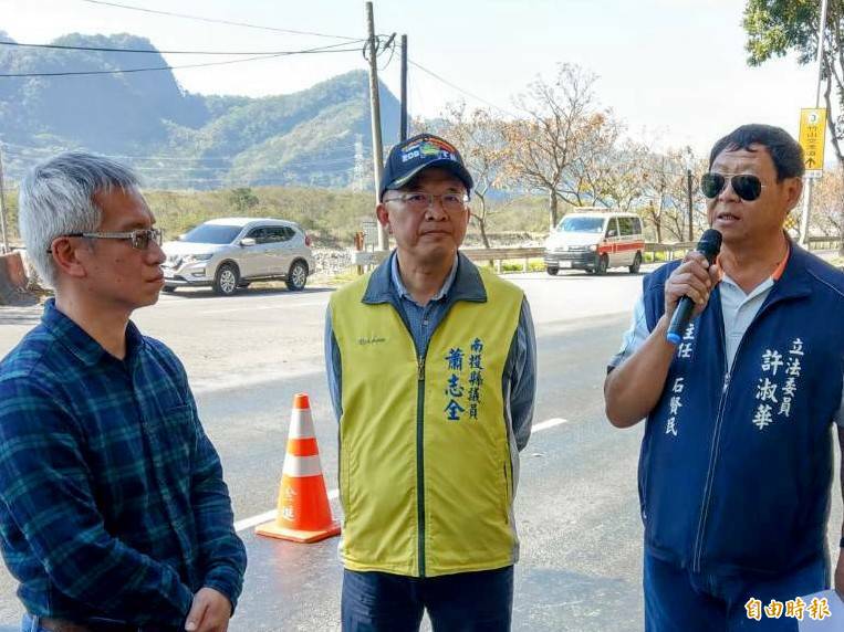 年底地方選舉，國民黨水里鄉長人選，開放縣議員蕭志全（中）與水里鄉代湯鳳娥一起角逐。（記者劉濱銓攝）