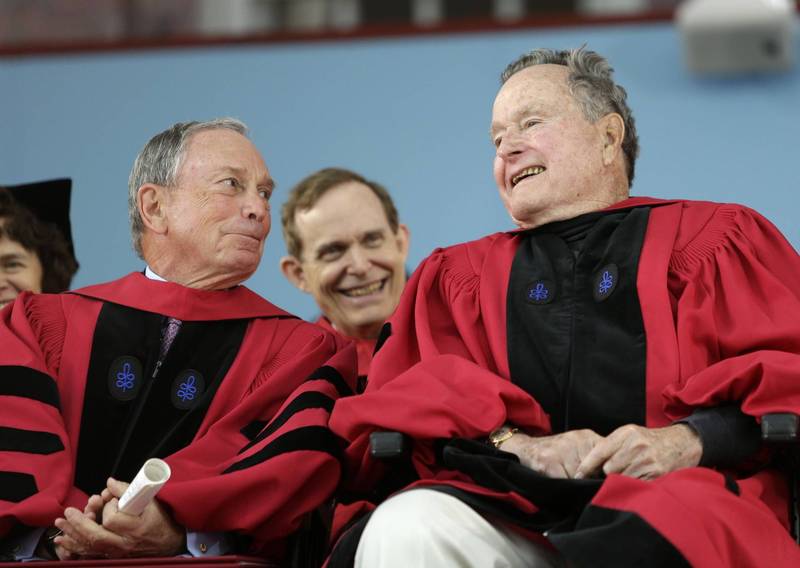 2014年5月29日，美国已故前总统老布希（右）与前纽约市长彭博（左）出席哈佛大学毕业典礼，聆听毕业生阿布沙尔发表演说。（美联社）(photo:LTN)