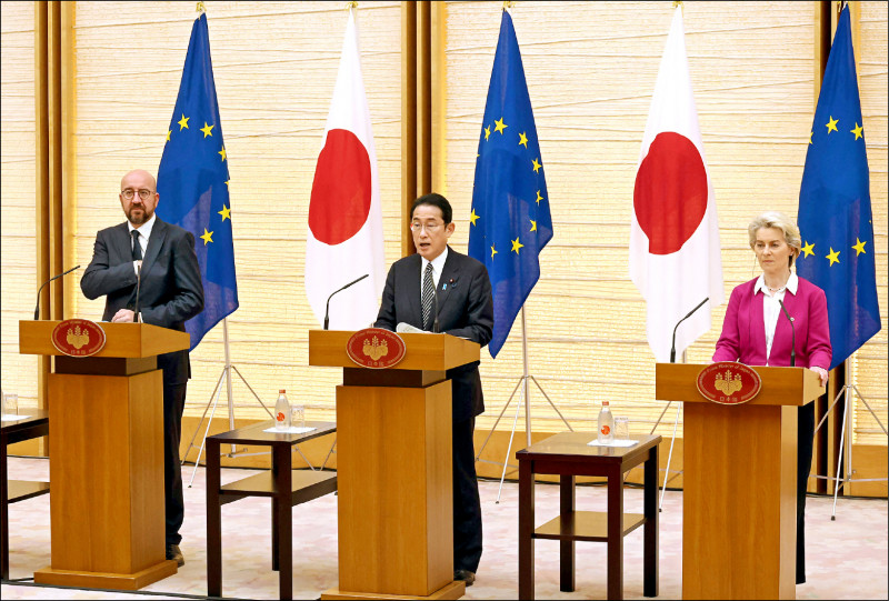 日本與歐盟年度領袖峰會昨在東京舉行，左起歐盟理事會主席米歇爾、日本首相岸田文雄、歐盟執委會主席馮德萊恩。（法新社）
