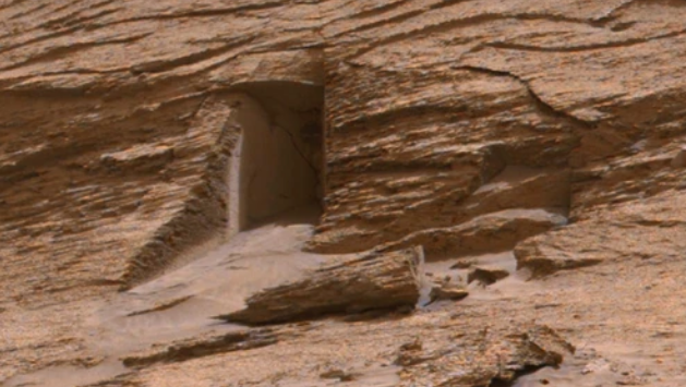 美國太空總署（NASA）好奇號（Curiosity）探測車回傳的最新照片中，赫然出現一個整整齊齊的方形空間，看上去像極了通往外星人地底老巢的入口。（擷取自NASA/JPL-CALTECH/MSSS/NEV-T）