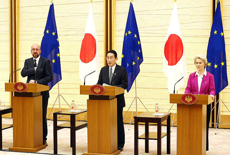 
From left, European Council President Charles Michel, Japanese Prime Minister Fumio Kishida and European Commission President Ursula von der Leyen announce their joint statement at the prime minister’s official residence in Tokyo on Thursday.
Photo: EPA-EFE