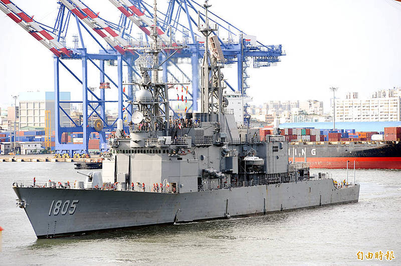 

The navy’s Ma Kong, a Keelung-class guided-missile destroyer, is pictured in Kaohsiung on Oct. 4, 2016.
Photo: Chang Chung-yi, Taipei Times