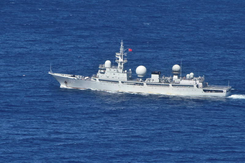 澳洲國防部日指出，中國解放軍「海王星號」電子偵察船（見圖）11日進入距澳洲西岸軍事設施僅50浬的海域範圍。（路透，澳國防部提供）