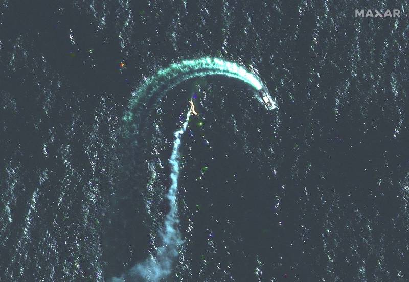 卫星图像显示，12日1枚飞弹击中俄军佔领的蛇岛附近，而俄军羚羊级（Serna-class）登陆舰随即急转弯，似乎在避开飞弹。（路透）(photo:LTN)