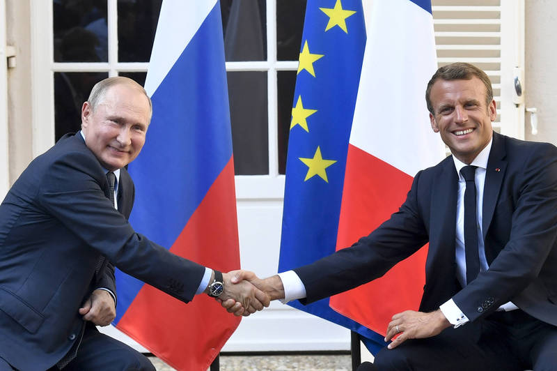 烏克蘭總統澤倫斯基認為，法國總統馬克宏（右）花時間與俄羅斯總統普廷（左）溝通的舉動是白費工夫，因為俄羅斯根本不打算停戰。（美聯社）