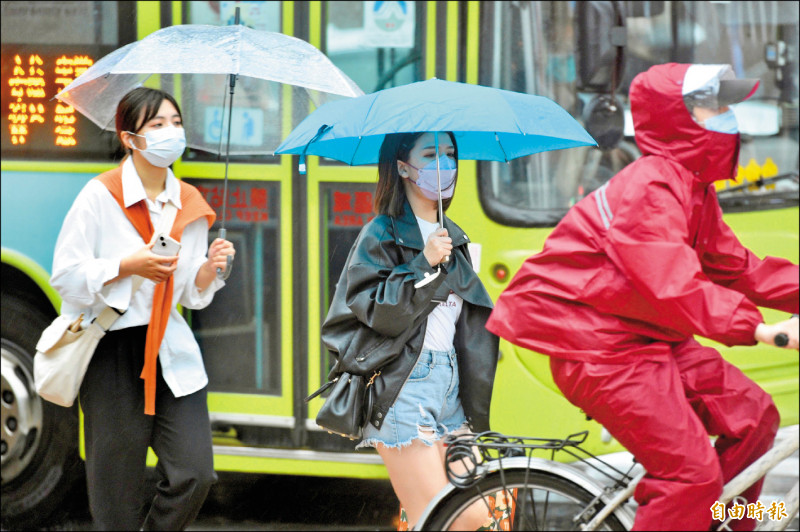 今年首波梅雨鋒面來襲，將一路影響到明日。（記者叢昌瑾攝）