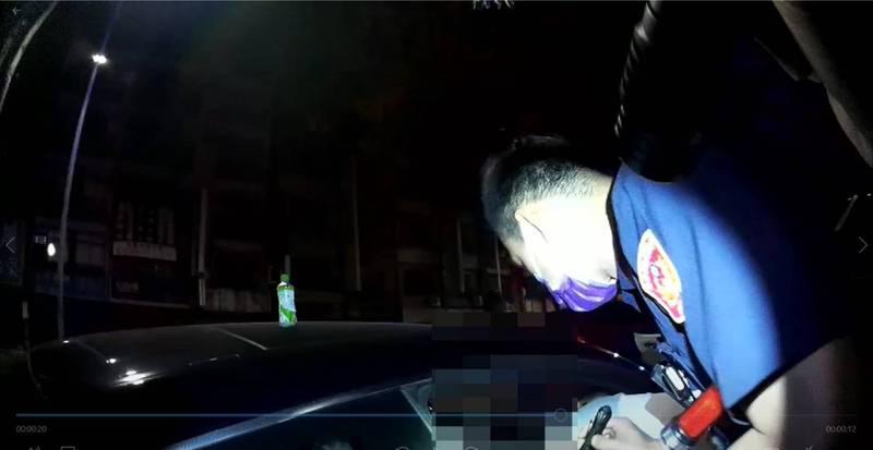 員警在陳男車上發現有裝著不明粉末的盒子。（讀者提供）
