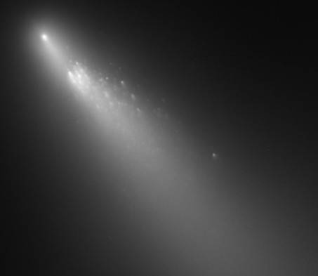 哈伯望遠鏡所拍攝碎裂的SW3彗星。（台北市立天文館提供）