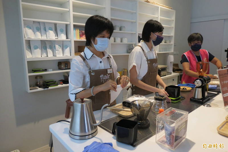 中市「台灣愛之光園區」今天開幕，除宣導護眼，要培訓視障者成咖啡師、香氛設計師。（記者蘇金鳳攝）