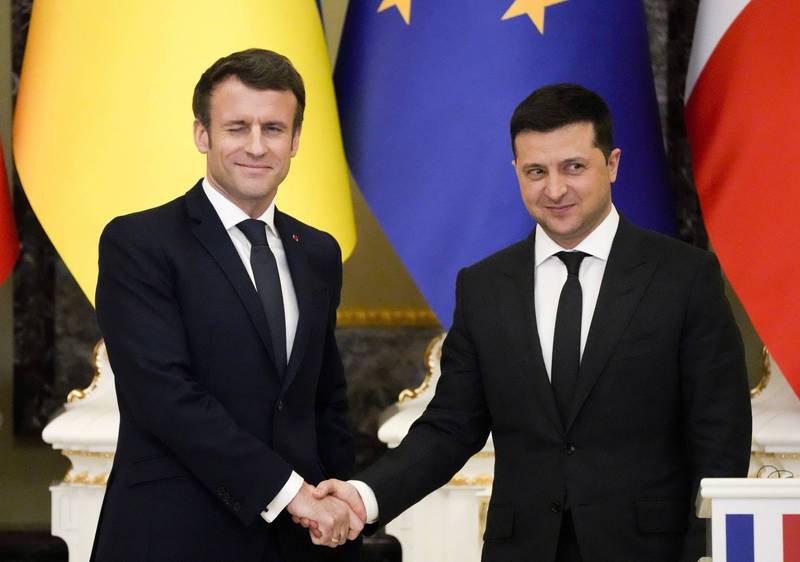 烏克蘭總統澤倫斯基（右）表示，法國總統馬克宏（左）曾勸他放棄部份領土，但他拒絕。（美聯社檔案照）