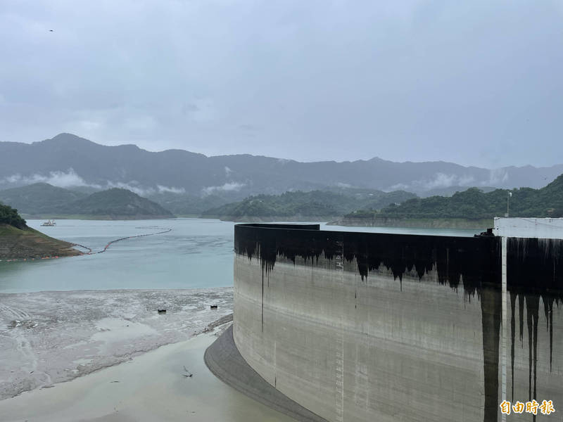 今年首波梅雨鋒面來臨，曾文水庫集水區至今下午4點，累積雨量約27毫米，目前有效蓄水量約1.4億噸、蓄水率約27.68%。（記者萬于甄攝）