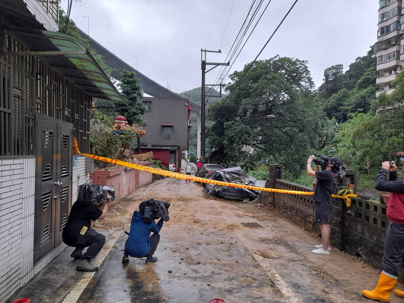 新北市石碇區石碇西街今下午驚傳土石流，大量土塊、碎石及樹木滑落沖垮土地公廟。據悉，土地公廟旁住戶近日確診武漢肺炎，新北市政府防疫應變小組將協助安置。（民眾提供）