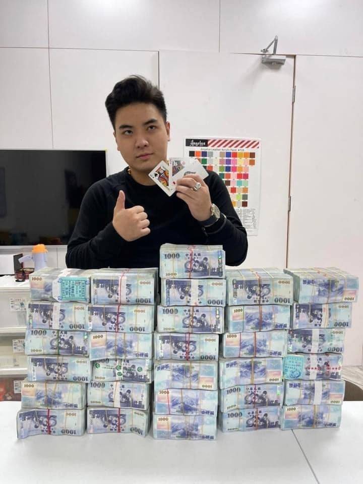 劉士魁PO出大把鈔票炫富，但是落網時身上只剩下100多萬，但是又有證據表示，劉在跑路前幾天一次賣了3台名車，可能早就把錢藏起來。（記者王捷翻攝）