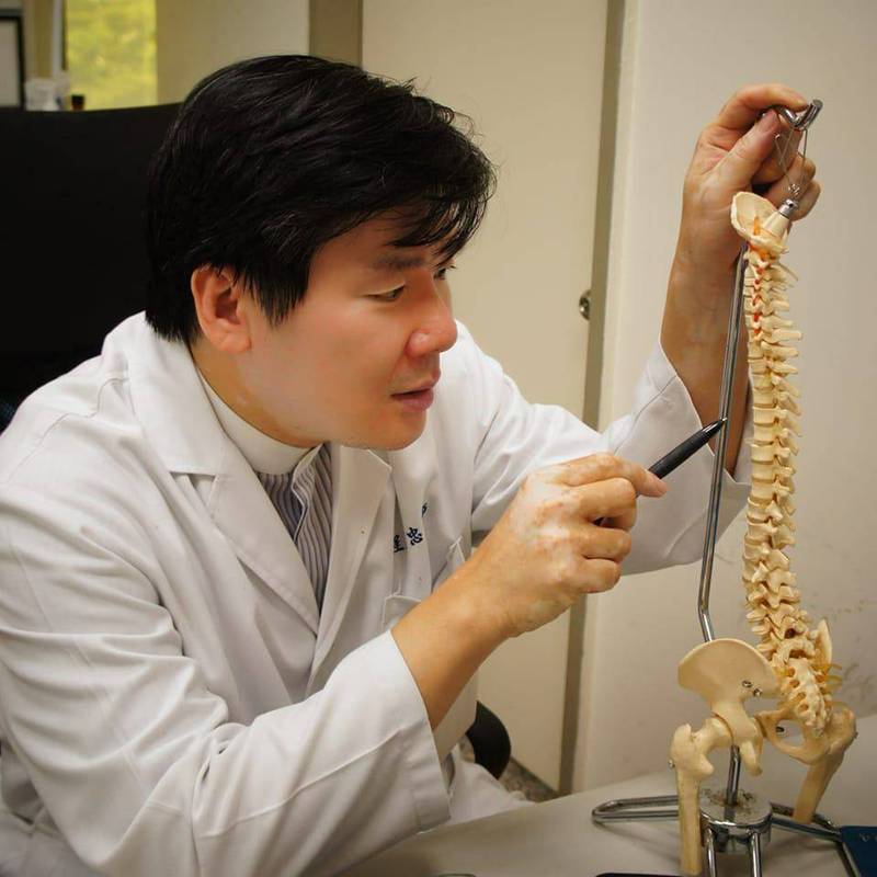 腦神經脊椎外科醫師程國忠挺過健保詐欺案後，終於回到台南執刀。（記者王捷翻攝）