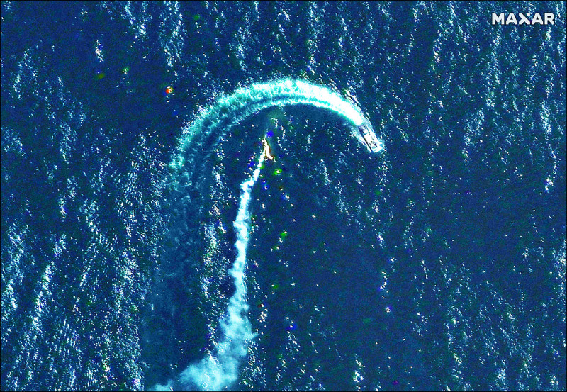 卫星照显示乌军朝黑海蛇岛附近发射飞弹，俄军塞尔纳级登陆舰及时转弯避开。（法新社）(photo:LTN)