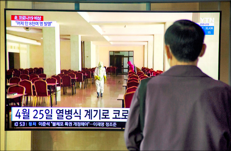 北韩「与世隔绝」两年半后，近日传出武汉肺炎疫情，且已有三十五万人出现发烧症状，可能已大规模扩散。图为南韩首尔民众十三日观看北韩出现疫情的新闻报导。（欧新社）(photo:LTN)