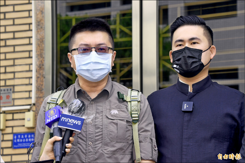 新黨成員王炳忠等人被控接受中國台辦資助在台發展組織,一、二審都判無罪。對此,檢察官林達擔憂,中國利用台灣的自由、民主機制,測試法治的底線。圖為昨日二審再獲判無罪後,王炳忠(右)、林明正(左)向承審法官表達謝意。(記者塗建榮攝) 新黨成員王炳忠等人被控接受中國台辦資助在台發展組織,一、二審都判無罪。對此,檢察官林達擔憂,中國利用台灣的自由、民主機制,測試法治的底線。圖為昨日二審再獲判無罪後,王炳忠(右)、林明正(左)向承審法官表達謝意。(記者塗建榮攝)