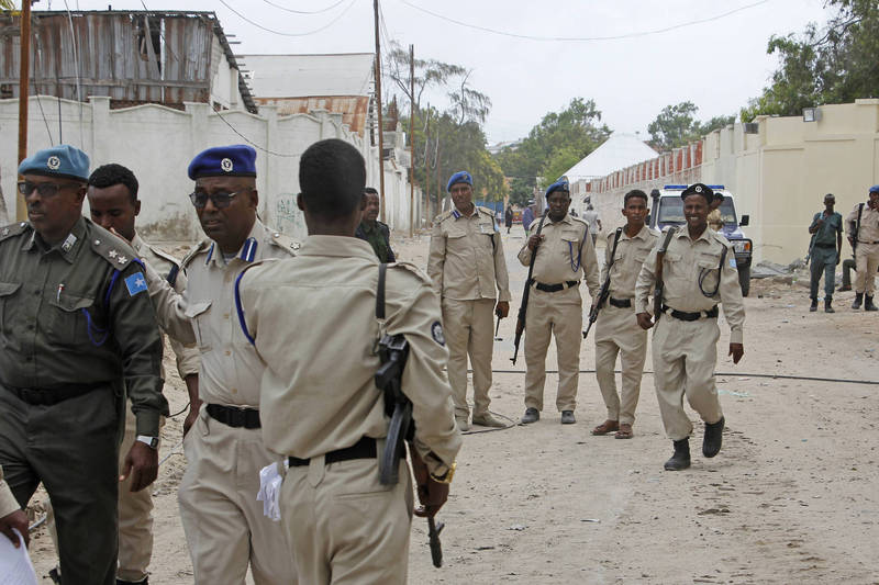 索馬利亞15日將進行總統換屆選舉，當地警方為防伊斯蘭主義極端組織「青年黨」攻擊，宣布將實施33小時宵禁直到選舉結束。索馬利亞員警示意圖。（美聯社資料照）