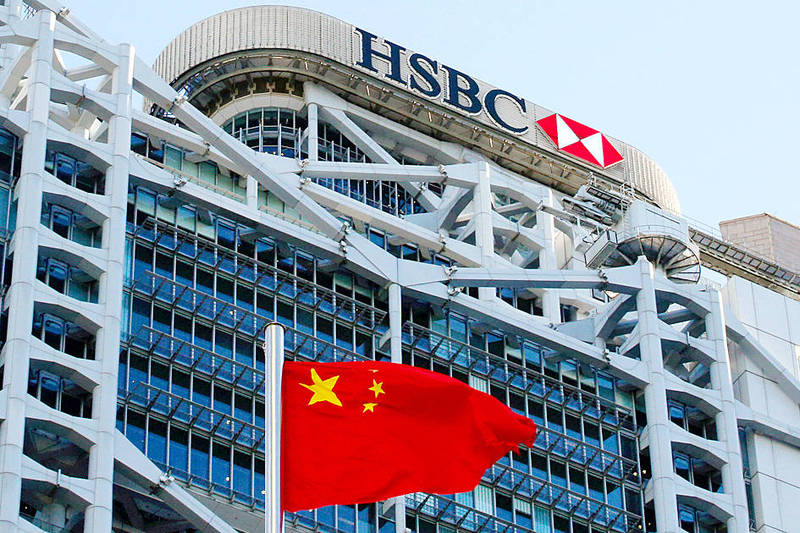 A Chinese national flag flies in front of the HSBC headquarters in Hong Kong on July 28, 2020.
Photo: Reuters