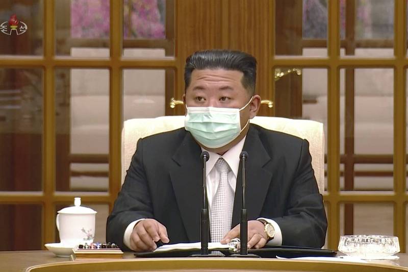 北韓領導人金正恩今（14日）主持會議，通報13日新增17萬4440人確診武肺、21人病死。（美聯社）
