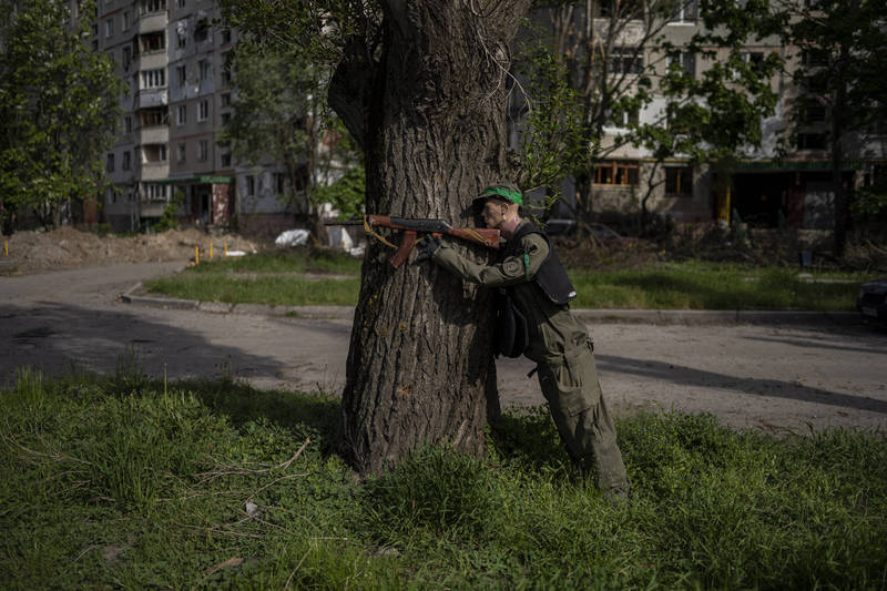 俄軍受挫撤出哈爾科夫，外媒入駐拍攝發現街道上有「全副武裝」的假人。（美聯社）