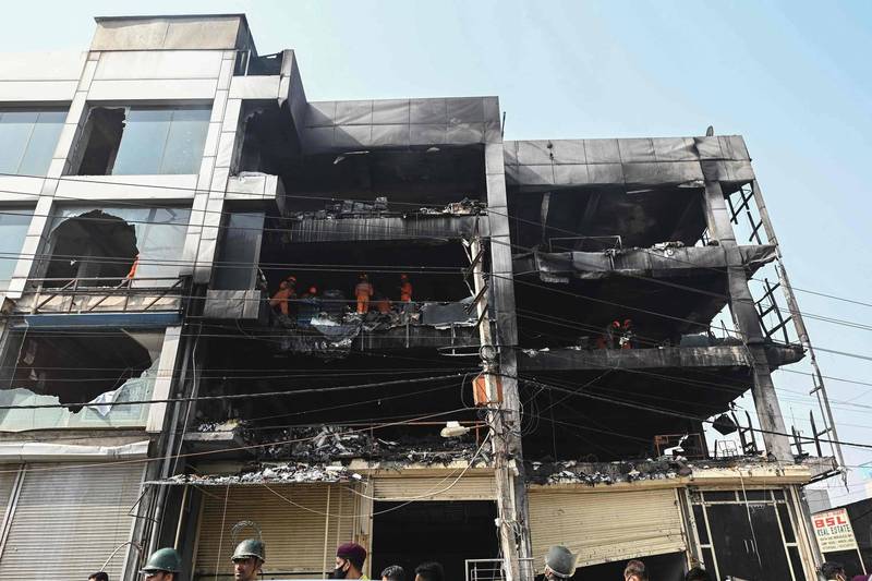 印度首都德里一棟商用建物被大火燒毀，釀至少27人死亡、12人受傷。（法新社）