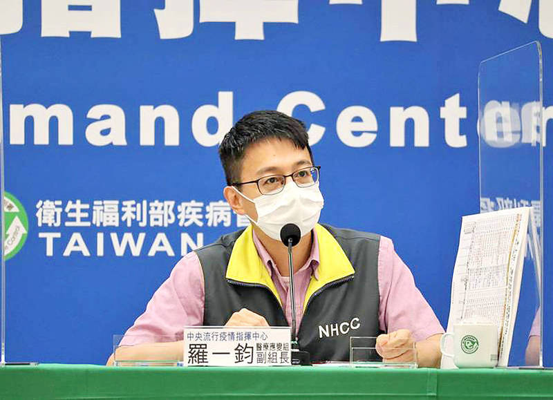 Centers for Disease Control Deputy Director-General Philip Lo, who is also deputy head of the Central Epidemic Command Center’s （CECC） medical response division, speaks to reporters at the center’s daily news briefing in Taipei yesterday.
Photo courtesy of the CECC