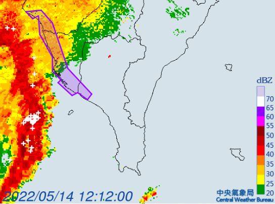 氣象局中午12時22分對台南市、高雄市、屏東縣發布大雷雨即時訊息，持續至14時15分止。（擷取自中央氣象局）