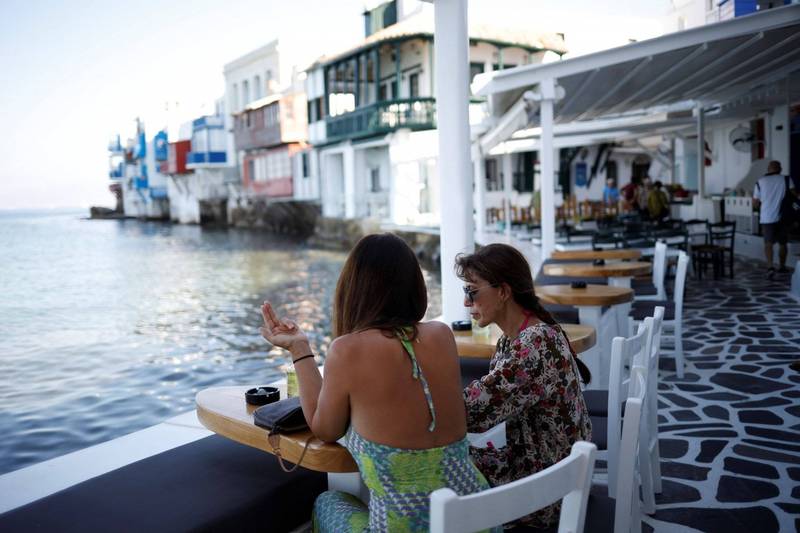 遊客在希臘米科諾斯島點了2杯雞尾酒和1盤蟹腳，坐在躺椅上悠閒度過好幾個小時，結果帳單一來要收598歐元（約新台幣1.85萬元）。米科諾斯島風景示意圖。（路透）