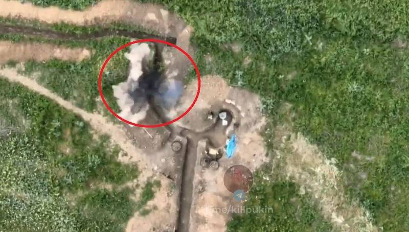 烏軍使用無人機投擲炸彈、俄軍士兵「撞上炸彈落點」的影片在網路瘋傳。（圖取自推特）