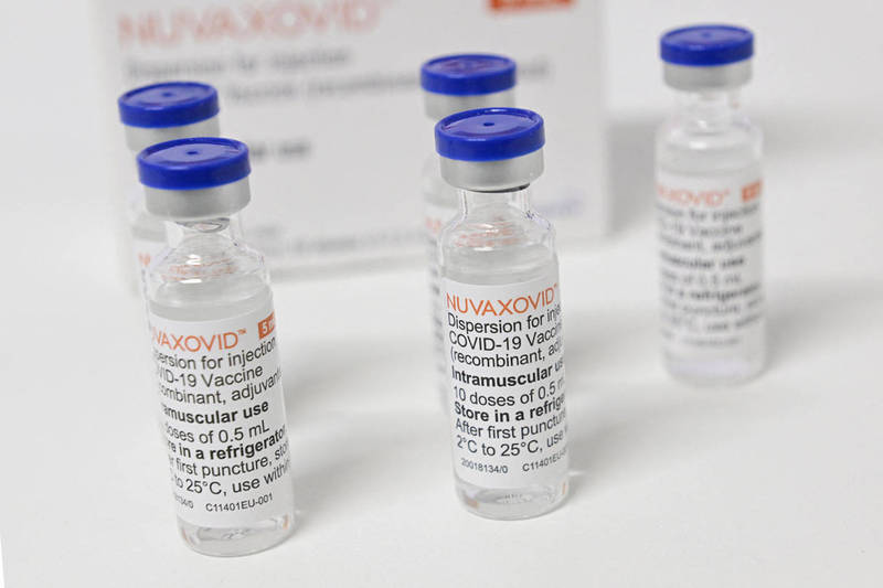 疫苗廠Novavax生產武漢肺炎疫苗，我食品藥物管理署署長吳秀梅今天受訪時表示，原廠最近一週將藥理、毒理和臨床資料送來，目前正積極審查中。（法新社）
