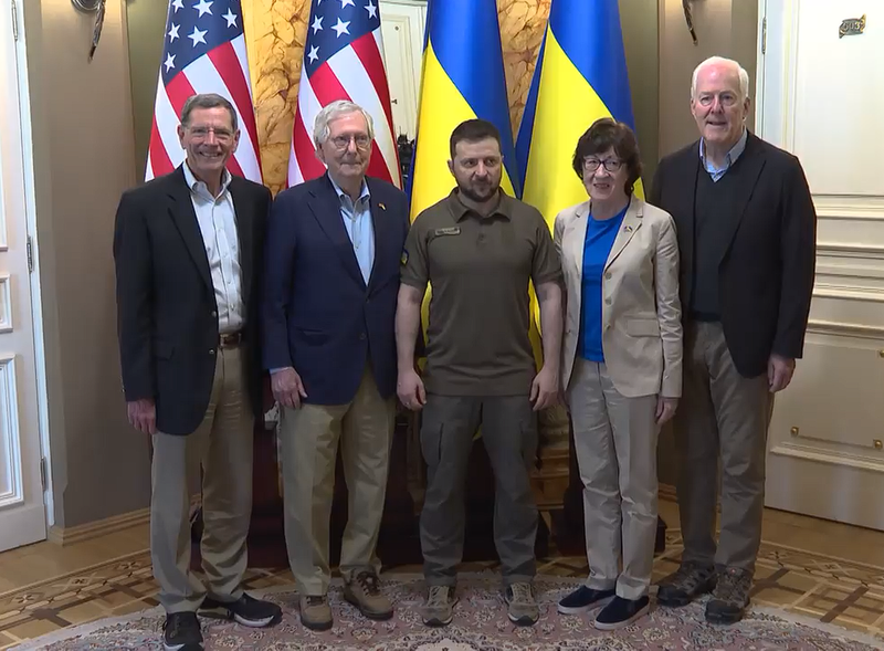 美國共和黨參議員麥康奈（Mitch McConnell，圖中左2）帶隊出訪烏克蘭，烏總統澤倫斯基（圖中右3）感謝美國跨黨派的支持。（圖取自澤倫斯基IG）