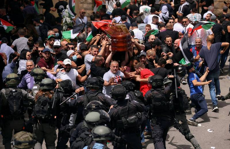 巴勒斯坦《半島電視台》記者夏琳．阿克勒疑遭以色列軍方射殺，喪禮抬棺隊伍又遭以色列警方強勢鎮壓。（路透）
