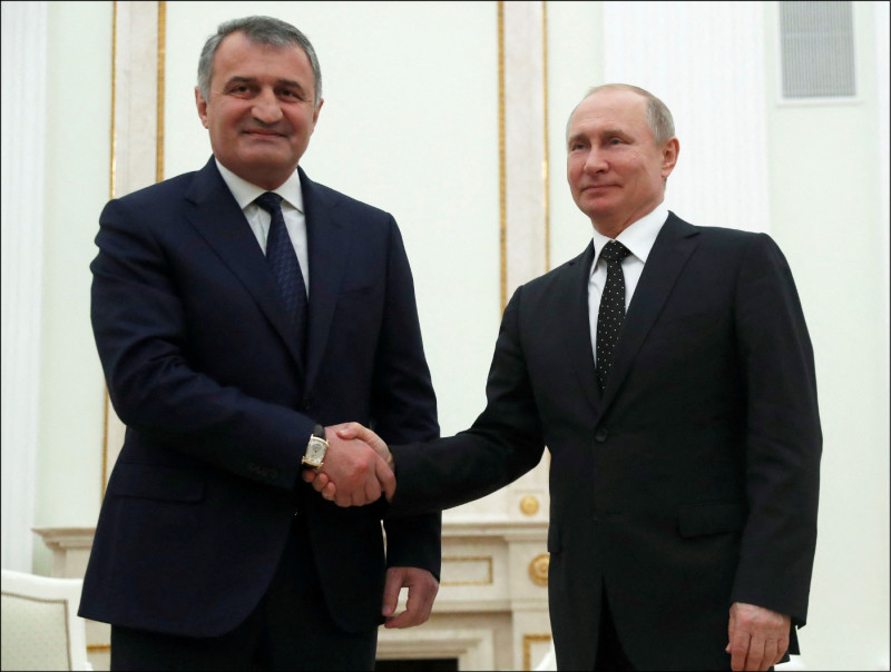 乔治亚亲俄分离地区南奥塞提亚的现任领袖比比洛夫（左）十三日宣布已签署法令订七月十七日就入俄议题举行公民投票。（路透档案照）(photo:LTN)