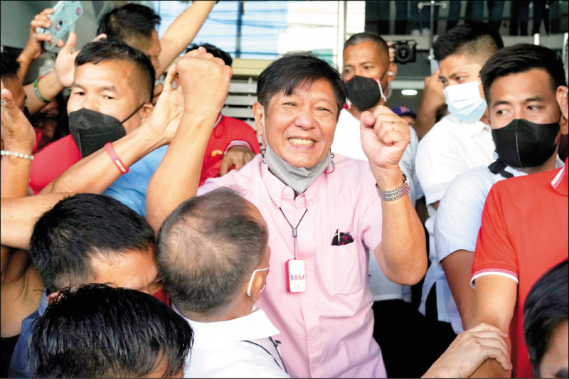 菲律賓已故獨裁者馬可仕的兒子小馬可仕十一日宣布贏得總統大選。（美聯社）