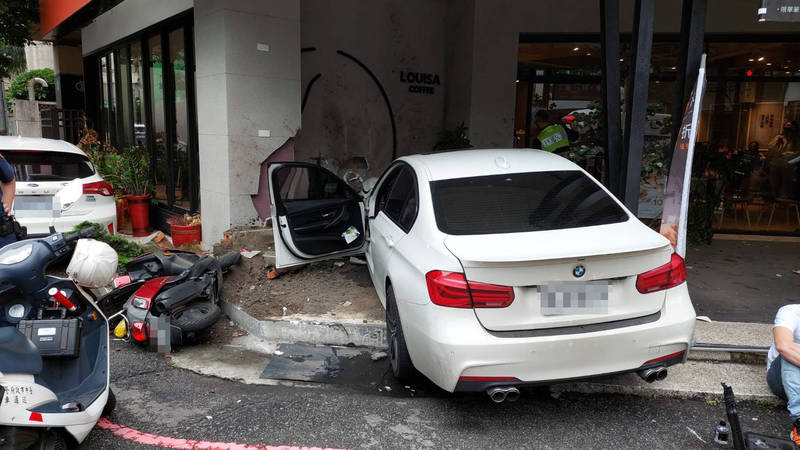 BMW失控撞進連鎖咖啡店內，還波及門口停放機車。（民眾提供）