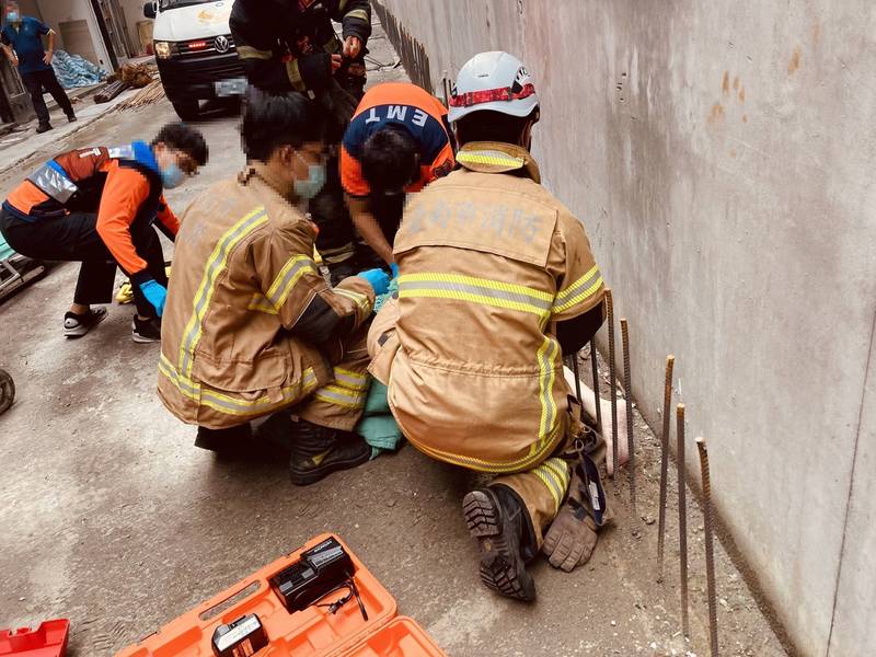 消防救護人員搶救遭地面3支鋼筋條插入身體的伍姓墜樓女子。（民眾提供）