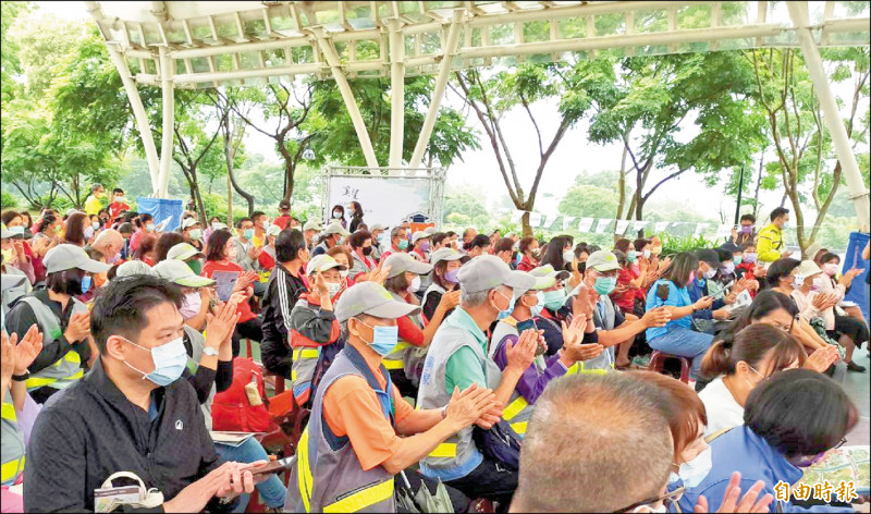 新書發表上，有不少民眾到場支持。（記者謝武雄攝）