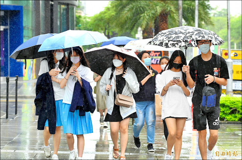 中央氣象局表示，今晚起至明日新一波水氣接近，雨勢再度增強，西半部可能有大雨發生機率。（記者田裕華攝）