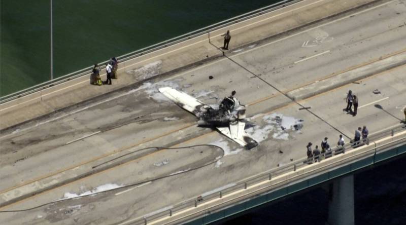 美國佛州邁阿密大橋發生小型飛機撞上休旅車的事故。（美聯社）