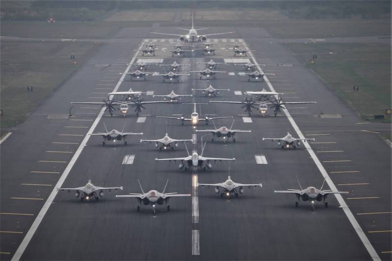 美日兩國在日本三澤基地聯合執行「大象漫步」，包含F-35戰機、F-16戰機、EA-18G電子作戰機、P-8A海上巡邏機在跑道上魚貫排列，展現壯盛軍容。（圖擷自三澤基地推特）