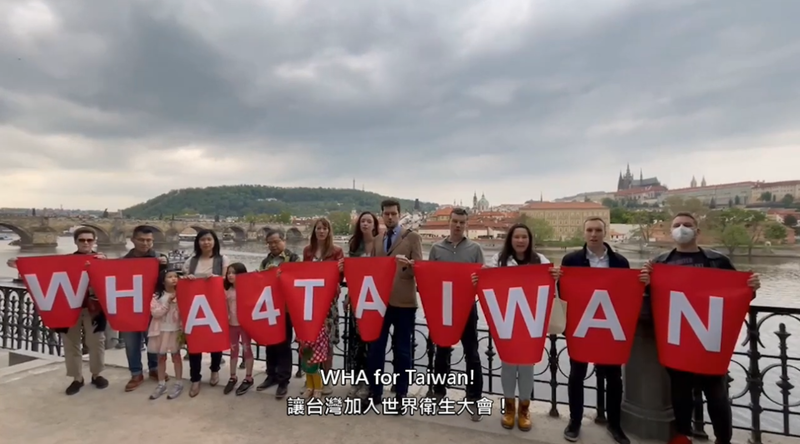 「多瑙河連線」五處館更發揮創意，由同仁、僑胞和駐地友人手持「WHA 4（FOR） TAIWAN」的手牌，在各國首都高喊口號，吸引當地人士以及媒體的關注。（圖取自Youtube）