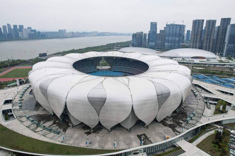在中國當局採取動態清零防疫下，今、明兩年該國主辦的杭州亞運、成都世大運等至少六項大型體育賽事相繼延期或放棄。圖為杭州亞運主場館「杭州奧體博覽城」（Hangzhou Olympic Sports Centre Stadium）。（法新社資料照）