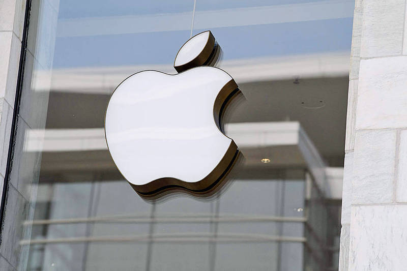 The Apple logo is seen at the entrance of an Apple store in Washington on Sept. 14 last year.
Photo: AFP