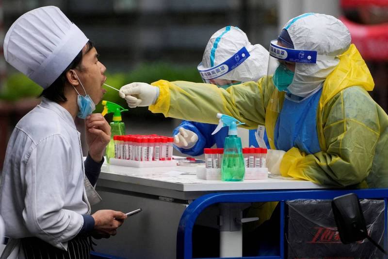 中国上海的防疫人员为一名厨师做核酸检测。（路透）(photo:LTN)